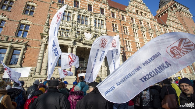 Chcemy przypomnieć rządowi, że jesteśmy i nie przestajemy walczyć o nasze prawa - mówili nauczyciele, którzy wzięli udział w proteście nauczycieli w Szczecinie.