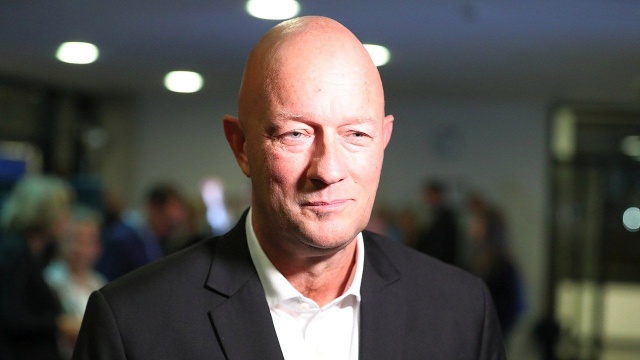 Premier Turyngii Thomas Kemmerich z liberalnej FDP, który został wybrany głosami chadeków, liberałów i eurosceptycznej AfD, zrezygnował ze stanowiska. Politycy FDP z Turyngii zapowiedzieli złożenie wniosku o rozwiązanie krajowego parlamentu i rozpisanie nowych wyborów.