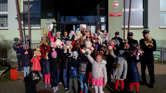 Zebrali i przekazali je uczniowie Szkoły Podstawowej nr 3. Maskotki trafią do radiowozów: otrzymają je dzieci poszkodowane w wypadkach.