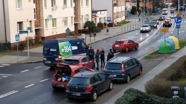 Samochody zderzyły się w dwóch miejscach na al. Wojska Polskiego (przy kortach) i obok jednostki wojskowej. Podobnie jest na ul. Poniatowskiego przed dojazdem do ul. Mickiewicza.
