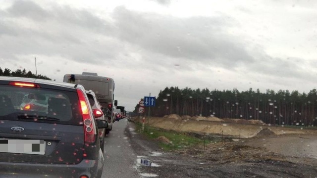 Prawie 10 kilometrów ma zator jaki utworzył się na przebudowywanym odcinku trasy S6 i jezdni autostrady A6 w kierunku Szczecina.