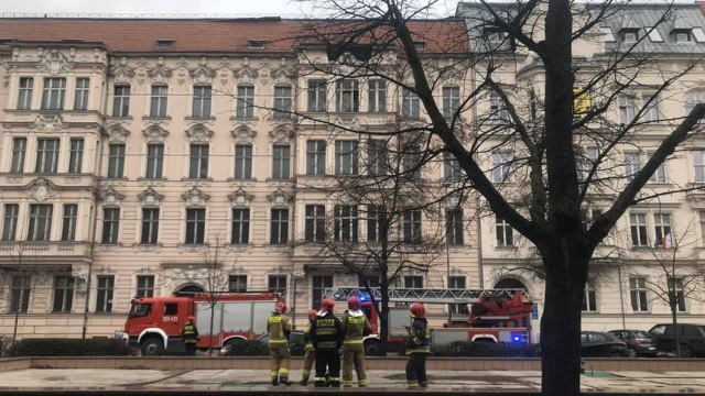 Dwa zastępy Państwowej Straży Pożarnej blokowały przejazd aleją Jana Pawła II w Szczecinie.