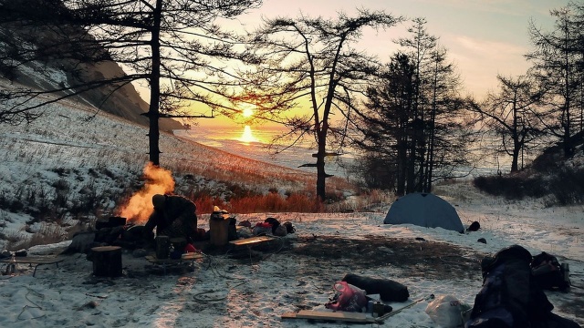 Dla wszystkich survivalowców i bushcraftowców oraz dla tych, którzy zawsze chcieli posłuchać nocnych odgłosów lasu wpatrując się w rozgwieżdżone niebo, Stowarzyszenie Polska Szkoła Surwiwalu wraz z Lasami Państwowymi mają niespodziankę: Survivalowe Walentynki. To ostatni dzwonek, by wziąć w nich udział.
