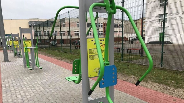 Mieszkańcy mają kolejne miejsce do ćwiczeń. Ósma siłownia pod chmurką stanęła przy ulicy Kościuszki obok boiska Orlik.