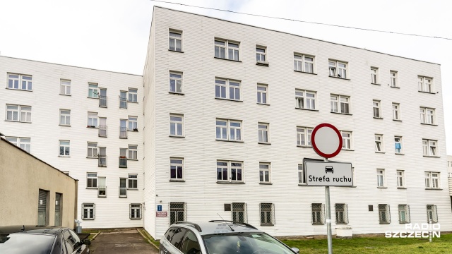 Nie mogą wieszać obrazów na ścianie, bo mieszkają w bloku, który jak twierdzą ich zabija. Budynek TBS-ów ze ścianami z azbestu stoi przy ul. Ostrowskiej w Szczecinie.