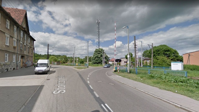 Nieznani sprawcy ukradli światłowód i około 200 metrów kabli zasilających urządzenia sterujące zaporami przy przejeździe kolejowym na ul. Stołczyńskiej w Szczecinie.
