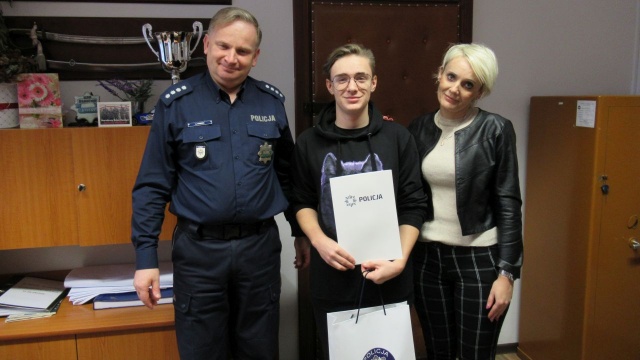 Nastolatek znalazł portfel ze sporą sumą w środku, oddał go policjantom. Dzięki temu zguba wróciła do właściciela. Gest 15-latka docenili policjanci ze Sławna.