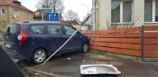 Samochód osobowy staranował separator i znak drogowy po czym zatrzymał się na ogrodzeniu. Do zdarzeniu doszło na skrzyżowaniu ulic Reduty Ordona i Łukasińskiego w Szczecinie.