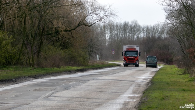 Nie będzie remontu i odbudowy chodnika na ulicy Piotra i Pawła w Policach - to oficjalne stanowisko Urzędu Miejskiego. Odtworzenie ciągu pieszego od ulicy Kolejowej do Brzozowej jest niemożliwe ze względu na ograniczone środki finansowe.
