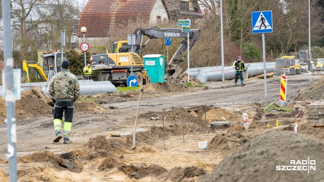 Trwają intensywne prace przy modernizacji ulicy Grota Roweckiego w Szczecinie. Na odcinku od skrzyżowania z ulicą Witkiewicza do skrzyżowania z Łukasińskiego przebudowywana jest nie tylko sama nawierzchnia, ale także instalacja elektryczna i kanalizacja deszczowa.