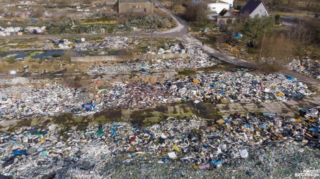 Miała być firma produkująca paliwa z plastiku zatrudniająca kilkadziesiąt osób. Po kilku latach - w miejscu niedoszłego zakładu - pozostał tylko śmietnik.