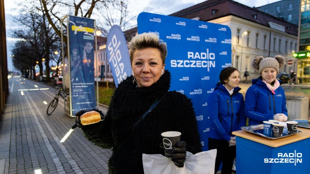 Rozdajemy pączki na ulicach Szczecina. Od rana nasze radiowe studio ulokowało się w Centrum Informacji Turystycznej w al. Kwiatowej. Stamtąd będziemy nadawać do godziny 12.