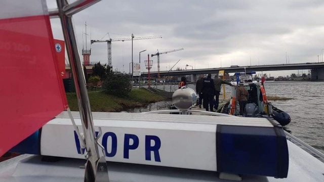 Przed godziną 14 dyżurny bosman Wodnego Ochotniczego Pogotowia Ratunkowego na kamerach monitoringu dostrzegł zwłoki w okolicy wyspy Bielawa.