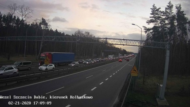Potężne problemy z przejazdem mamy na autostradzie A6 między węzłem Kijewo a Rzęśnicą. Zator sięga tam już ponad 5 kilometrów.