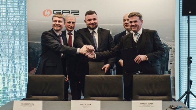 Świnoujski Gazoport przyjmie o połowę więcej gazu niż do tej pory. W siedzibie spółki Gaz-System właśnie podpisano umowę na pierwszy etap rozbudowy terminalu.