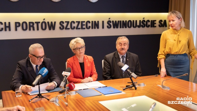 Zarząd portu i kuratorium oświaty będą wspólnie edukować o pracy portu w Szczecinie i Świnoujściu. W poniedziałek prezes Zarządu Morskich Portów Szczecin Świnoujście i Zachodniopomorski Kurator Oświaty podpisali umowę o współpracy w tym zakresie.