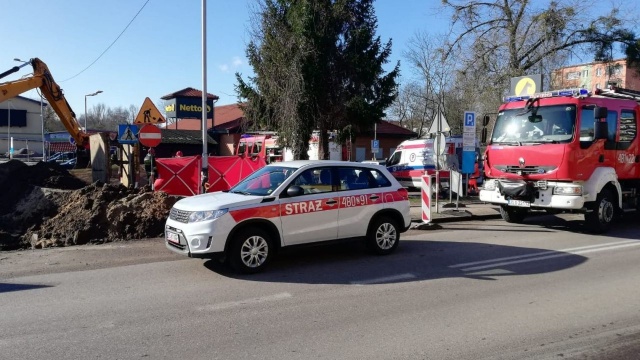Dramatyczne wydarzenia na terenie budowy przy ulicy Pocztowej w Łobzie. Po godzinie 10 osunął się wykop, ziemia przysypała pracownika budowlanego, a betonowa płyta z impetem uderzyła go w głowę.