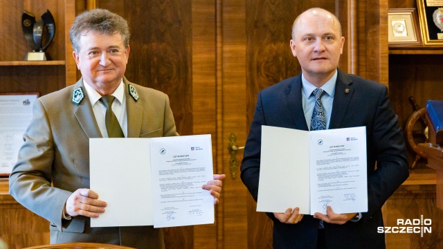 Prezydent Piotr Krzystek wraz z dyrektorem Regionalnych Lasów Państwowych, Andrzejem Szelążkiem, podpisali list intencyjny w sprawie akcji Jedno dziecko, jedno drzewo, do której w tym roku dołączył Szczecin.