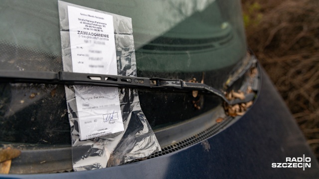 Striptiz zniknie z ulicy Małopolskiej w Szczecinie. Chodzi nie o lokal tętniący życiem od 22 do 6 rano, tylko o auto, które reklamuje to miejsce. Samochód z przebitymi oponami stoi na parkingu w strefie płatnego parkowania u stóp Wałów Chrobrego.