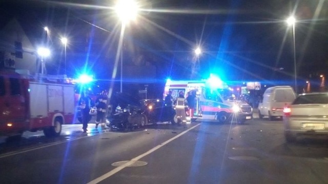 Na krajowej 10 między Kaliszem Pomorskim a Mirosławcem, niedaleko Łowicza Wałeckiego, zderzyły się trzy samochody. Jedna osoba została ranna. Droga była zablokowana.