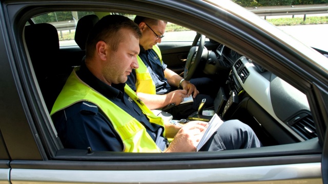 Uwaga kierowcy - policja rozpoczyna ogólnopolską akcję Prędkość. Głównym celem działań będzie egzekwowanie od kierowców przestrzegania ograniczeń prędkości. Na drogi wyjeżdżają też mundurowi ze specjalnych grup SPEED.