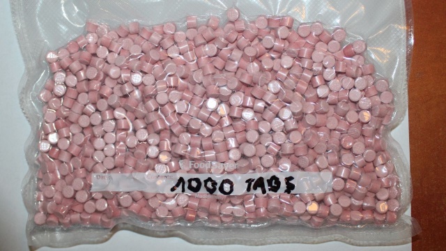 Ponad 1 kilogram amfetaminy i 4 tys. tabletek ecstasy przechwycili policjanci z Komendy Powiatowej w Pyrzycach. W sprawie zatrzymano 32-letniego mężczyznę. Będzie odpowiadał za posiadanie znacznej ilości narkotyków.