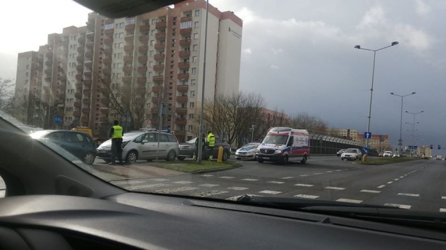 Wypadek na ulicy Przyjaciół Żołnierza w Szczecinie. Po zderzeniu trzech samochodów jedną osobę pogotowie zabrało do szpitala.