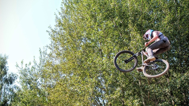 Właśnie rozpoczęła się budowa pumptracków w Świnoujściu. To specjalne tory przeznaczone do rowerowych akrobacji.