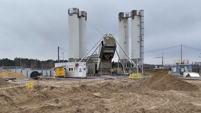 Zakończył się kolejny etap prac przy budowie tunelu pod Świną. Chodzi o montaż węzła betoniarskiego niezbędnego dla przyszłego zakładu prefabrykacji.