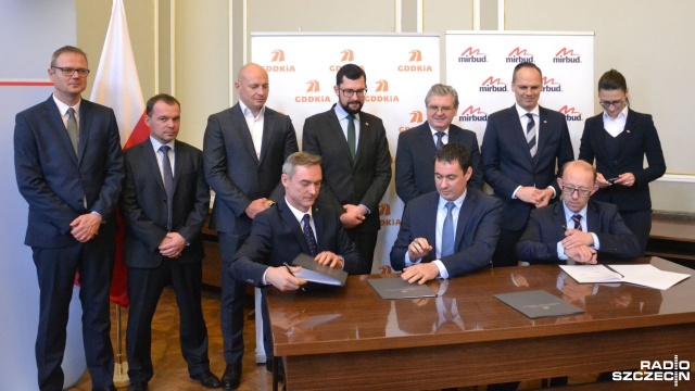 Blisko miliard złotych kosztować ma nowy odcinek drogi ekspresowej S11. W środę podpisano umowę na realizację dwóch odcinków Koszalin-Zegrze Pomorskie oraz Kłanino-Bobolice.