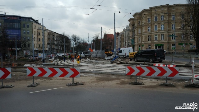 Padający niemal codziennie deszcz i namakająca glina sprawiają sporo kłopotów wykonawcy, który przebudowuje układ torowisk tramwajowych na placu Szarych Szeregów w Szczecinie.