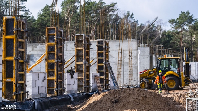 Ruszyły prace przy budowie Zakładu Opieki Długoterminowej przy ulicy Bydgoskiej w Świnoujściu. Przez wiele miesięcy nie mogły się rozpocząć z powodu protestu miejscowych ekologów.