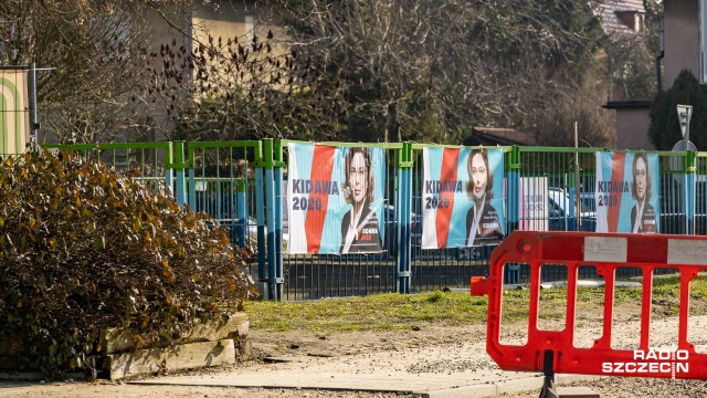 Prezydent Szczecina wydał oficjalne zarządzenie w sprawie plakatów wyborczych i miejsc, w których można je wywieszać. Problem w tym, że dokument został podpisany w czwartek. Banery - wiszą na ogrodzeniach basenów przeciwpożarowych już od początku tygodnia.