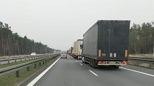 Potężne korki widać na remontowanym odcinku trasy S3 i części autostrady A6. W kierunku Goleniowa zator zaczyna się przy węźle Dąbie i ma około 4 kilometrów.