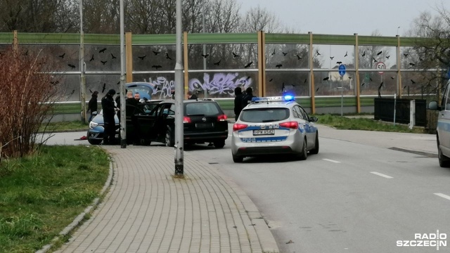 Sceny niczym z filmów kryminalnych rozegrały się w piątek rano na ul. Obozowej w Kołobrzegu. Kilkunastu policjantów zatrzymało dwa samochody, których kierowcy próbowali uciekać przed jednym z patroli.