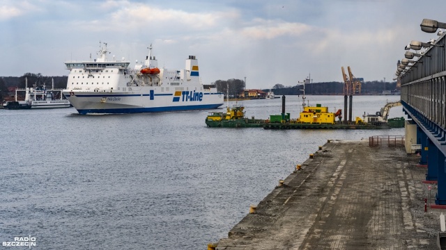 Transportowane koleją naczepy będą niedługo odprawiane na Terminalu Promowym w Świnoujściu. Będzie to możliwe dzięki połączeniu dwóch istniejących tu nabrzeży w jedno, o długości prawie 300 metrów.