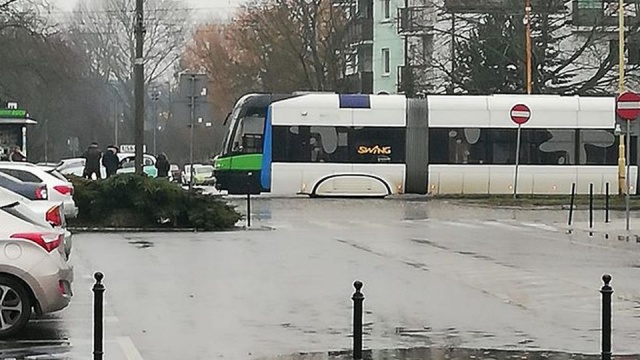 Zderzenie tramwaju linii nr 10 z samochodem osobowym na ulicy Ku Słońcu w Szczecinie. Jedna osoba w tym wypadku została ranna.