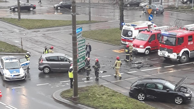 Dwa auta zderzyły się na placu Kościuszki w Szczecinie.
