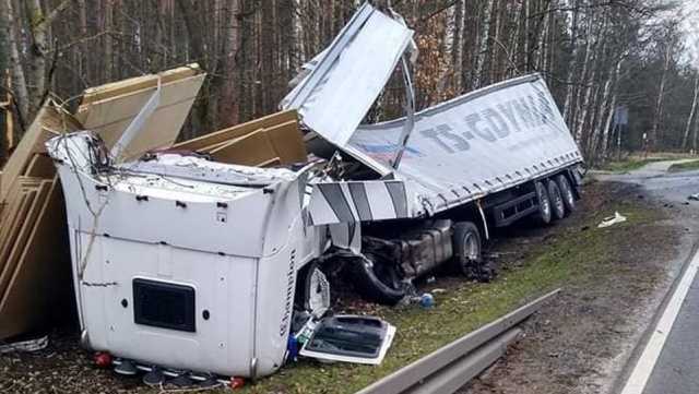 Jedna osoba nie żyje, jedna została ranna. To bilans wypadku na drodze krajowej nr 10.