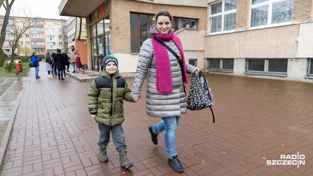 Powiatowy Inspektor Sanitarno-Epidemiologiczny w Szczecinie zalecił czasowe zamknięcie Filii Przedszkola Publicznego nr 58 oraz Szkoły Podstawowej nr 45. Decyzję podjęto z uwagi na fakt, iż przebywały tam osoby, co do których zachodzi podejrzenie zarażenia się koronawirusem.