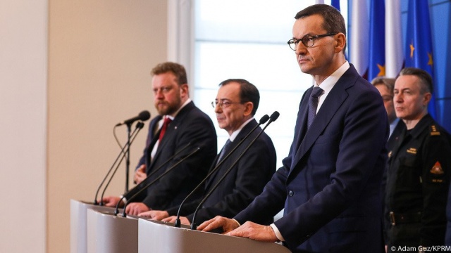 Premier Mateusz Morawiecki poinformował, że w związku z koronawirusem o godzinie 15 zostają wprowadzone kontrole sanitarne na granicach Polski z Niemcami i Czechami.