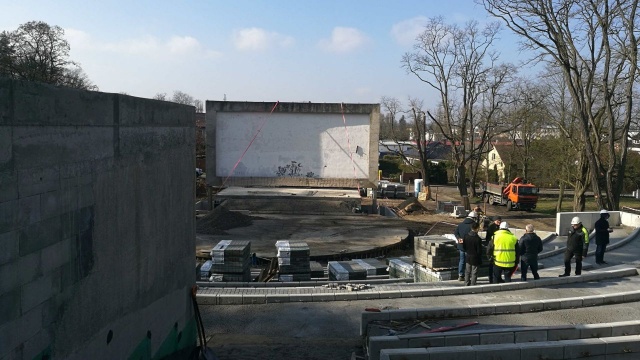 Trwa generalny remont amfiteatru w Żydowcach. Wykonawca, czyli firma Dorbud, pracuje przy budowie murów oporowych.