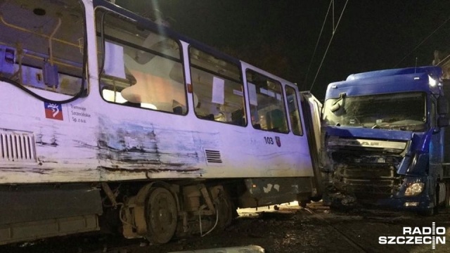 Wypadek w centrum Szczecina. Około godziny 21:30 przy placu Grunwaldzkim, tir zderzył się z tramwajem. Samochód ciężarowy dosłownie wbił się w tramwaj, który w wyniku siły zderzenia wypadł z torów.