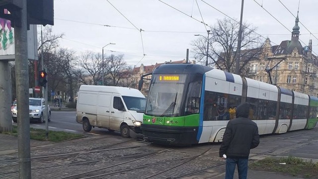 Niebezpiecznie zrobiło się na ulicach Szczecina - na pl. Kościuszki w tramwajową ósemkę wjechał samochód dostawczy.