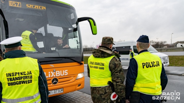 Od poniedziałku służby kontrolują samochody, które wjeżdżają z Niemiec do Polski. Kontrole przeprowadzane są m.in. trwają w Kołbaskowie. To z powodu epidemii koronawirusa.