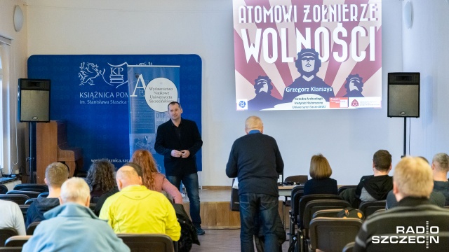 Wciąż odkrywamy tajemnice magazynów broni jądrowej, jakie znajdowały się na terenie Polski w okresie zimnej wojny - powiedział podczas wykładu w Książnicy Pomorskiej dr Grzegorz Kiarszys z Katedry Archeologii Uniwersytetu Szczecińskiego.
