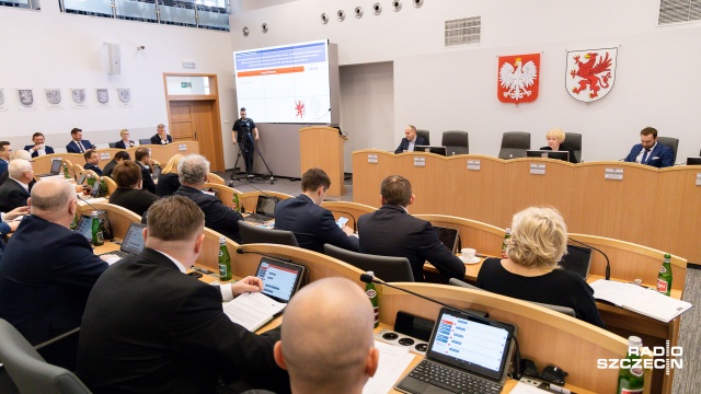 Sesja Sejmiku Województwa Zachodniopomorskiego odbyła się w ekspresowym tempie. Radni postanowili, że obrady ograniczą do minimum - trwały zaledwie 45 minut. Dyskusji nie było, a jedynie krótkie deklaracje w imieniu klubów.