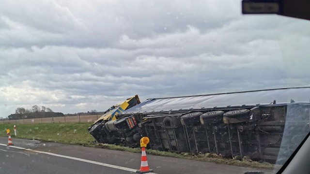Po kolizji na poboczu S3 leży przewrócony tir.