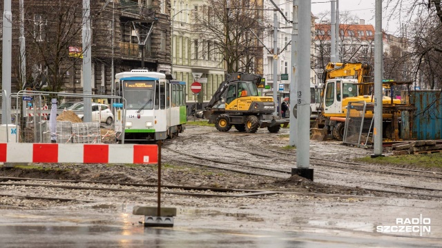 Uwaga kierowcy i pasażerowie komunikacji miejskiej: kończy się pierwszy etap wymiany torowiska na pl. Szarych Szeregów. Jednocześnie rozpoczyna się kolejny...