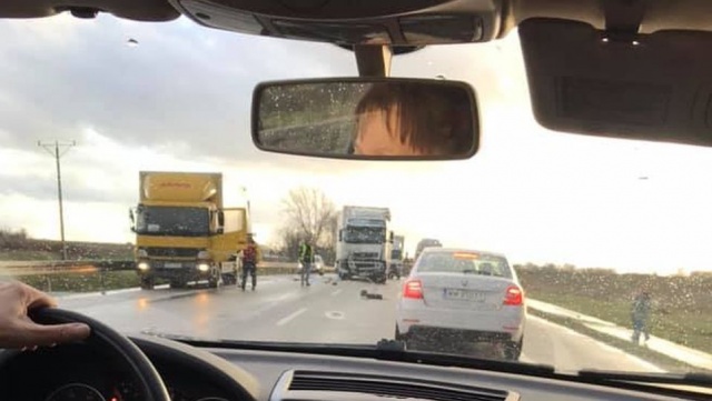Na drodze krajowej nr 13 między Smętowicami a Przecławiem doszło do zderzenia dwóch TIR-ów i samochodu osobowego.